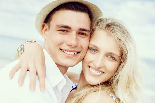 Romântico jovem casal na praia — Fotografia de Stock