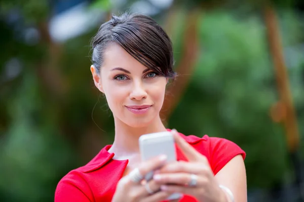 Retrato de Empresaria con teléfono móvil —  Fotos de Stock