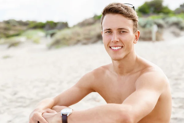 Schöner Mann posiert am Strand — Stockfoto