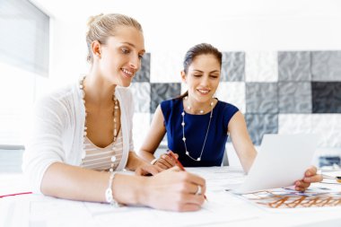 Ofiste iki bayan meslektaşım var.