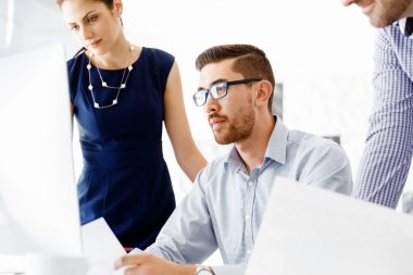 Modern ofisteki iş adamları