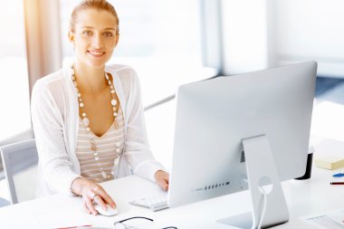 Çekici ofis çalışanı masada oturuyor.