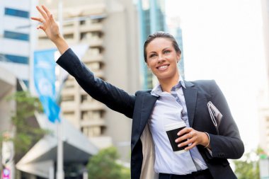 Taksi yakalamak iş kadın portresi