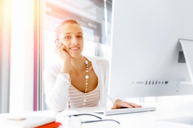 Çekici ofis çalışanı masada oturuyor.