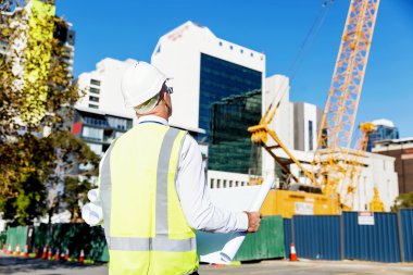 İnşaat alanında mühendis.