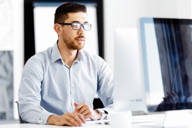 Masa başında oturan erkek ofis çalışanı