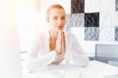 Çekici ofis çalışanı masada oturuyor.