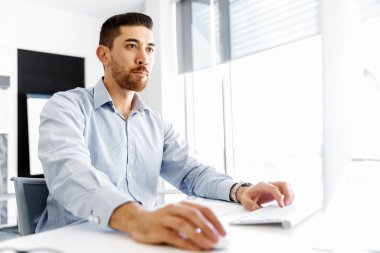 Masa başında oturan erkek ofis çalışanı