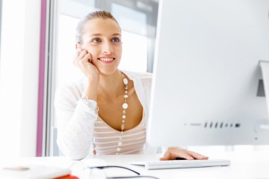 Çekici ofis çalışanı masada oturuyor.