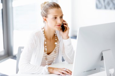 Çekici ofis çalışanı masada oturuyor.