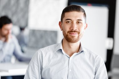 Çekici ofis çalışanı masada oturuyor.