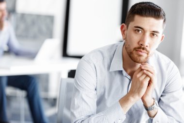 Çekici ofis çalışanı masada oturuyor.