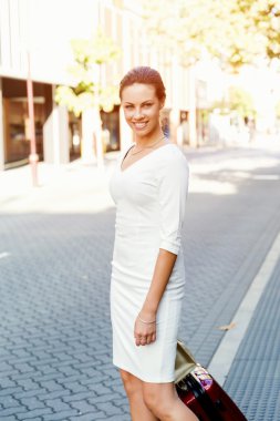 Şehirde yürüyüş çanta çanta çekerek iş kadını