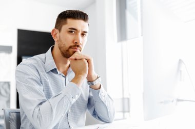 Masa başında oturan erkek ofis çalışanı