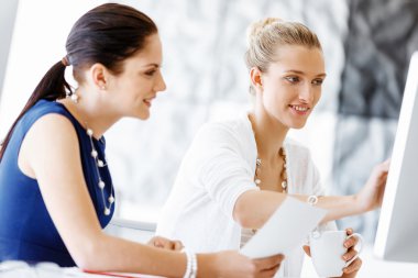 Ofiste iki bayan meslektaşım var.