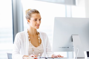 Çekici ofis çalışanı masada oturuyor.