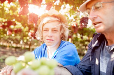Baba ve oğul bağ içinde