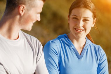 Kumsalda eşofman bulunan genç Çift