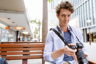 Erkek fotoğrafçı alarak resim