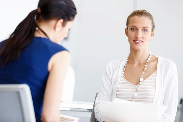 Twee vrouwelijke collega 's in functie — Stockfoto