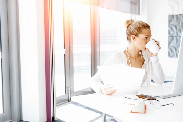 Attractive office worker sitting at desk — Stock Photo, Image