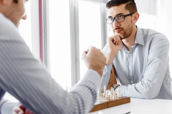 Porträt zweier junger Männer beim Schachspielen — Stockfoto