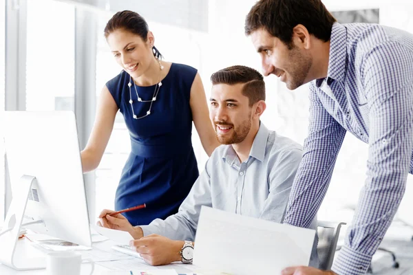 Les gens d'affaires dans le bureau moderne — Photo