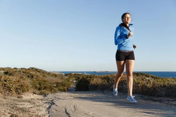 Sport runner joggen op strand uit te werken — Stockfoto