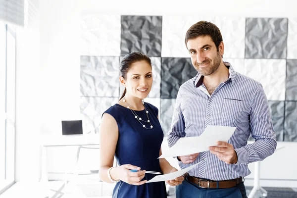 Empresários no escritório moderno — Fotografia de Stock