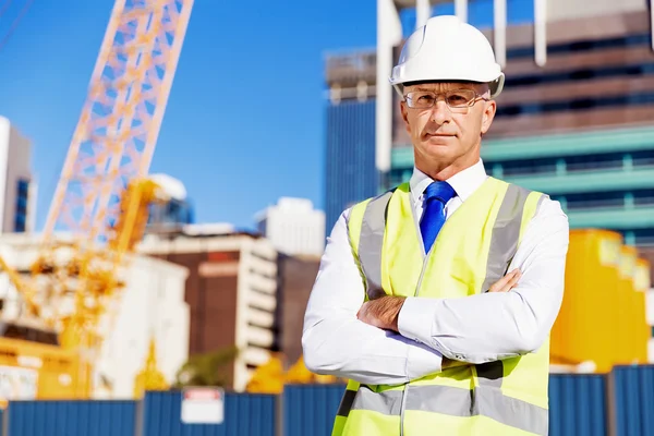 Инженер-строитель на стройплощадке — стоковое фото