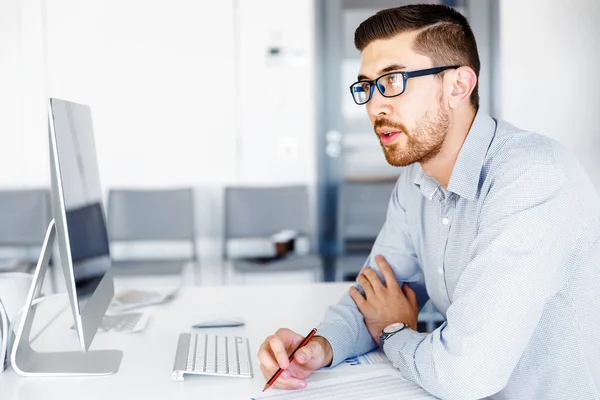 Trabalhador masculino no escritório sentado na mesa — Fotografia de Stock