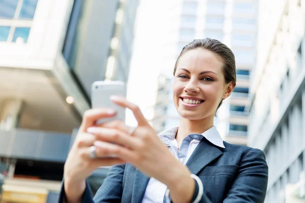 Portrait of business woman smiling outdoor — Stock Photo, Image