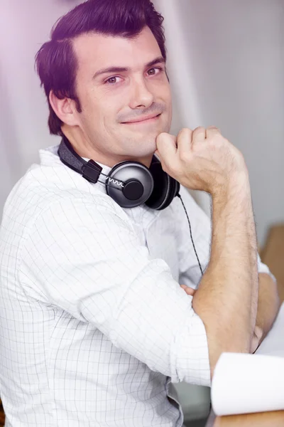 Hombre joven con auriculares — Foto de Stock