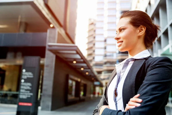 Portrait de femme d'affaires souriant en plein air — Photo