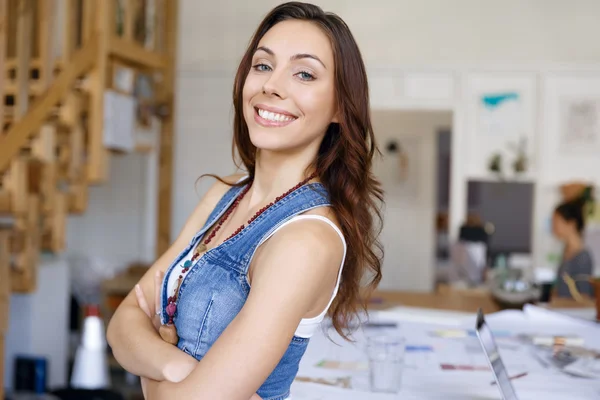 Mujer joven de pie en la oficina creativa —  Fotos de Stock