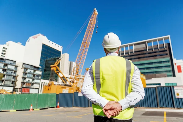 Ingénieur constructeur sur le chantier de construction — Photo