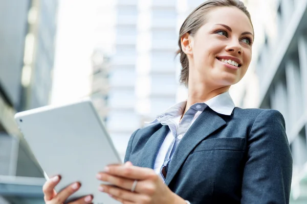 Portrait of business woman smiling outdoor — Stock Photo, Image