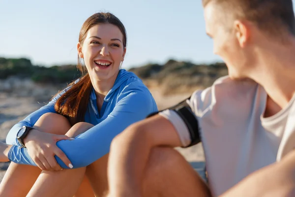 Casal em esporte desgaste na praia — Fotografia de Stock