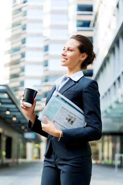 Porträt einer Geschäftsfrau, die im Freien geht und lächelt — Stockfoto