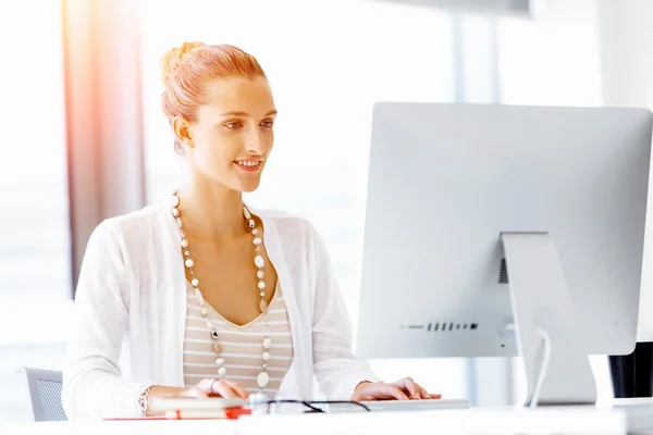 Aantrekkelijke kantoormedewerker aan het bureau — Stockfoto