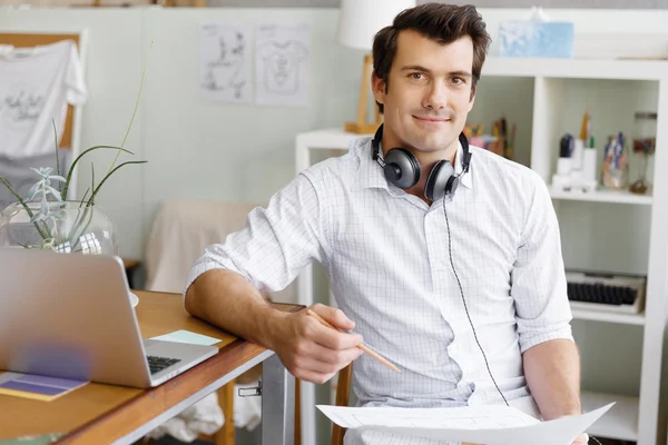 Portrait de jeune homme portant occasionnel au bureau — Photo