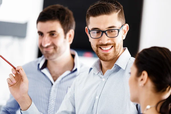 Geschäftsleute im modernen Büro — Stockfoto