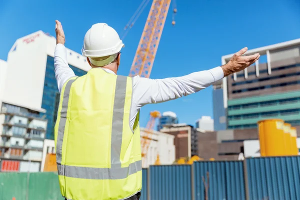 Engenheiro construtor em canteiro de obras — Fotografia de Stock