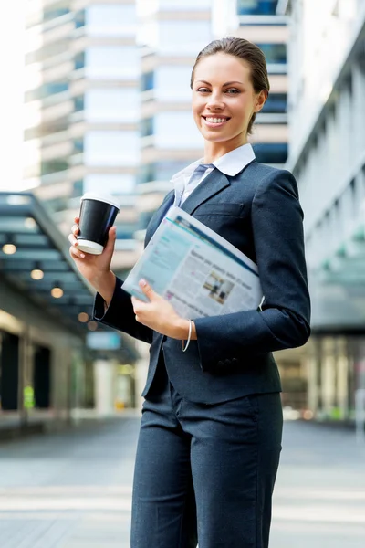 Portrait of business woman walking and smiling outdoor — Stock Photo, Image