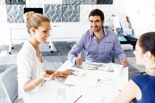 Geschäftsleute im modernen Büro — Stockfoto