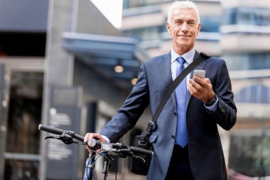 Cep telefonu ile bisiklet üzerinde başarılı iş adamı