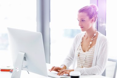 Çekici ofis çalışanı masada oturuyor.