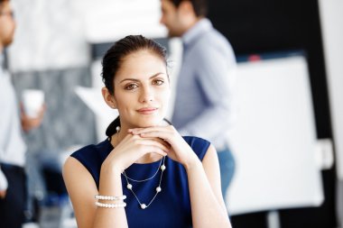 Çekici ofis çalışanı masada oturuyor.