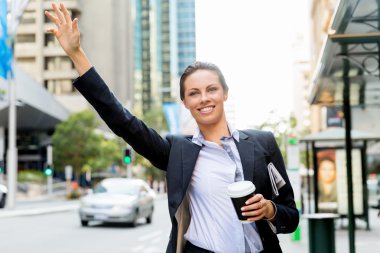 Taksi yakalamak iş kadın portresi