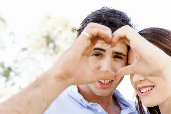 Jovem casal no parque — Fotografia de Stock